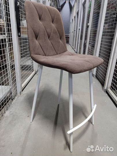 Пара полубарных стульев