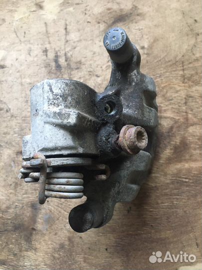 Суппорт тормозной задний левый Renault Laguna 2