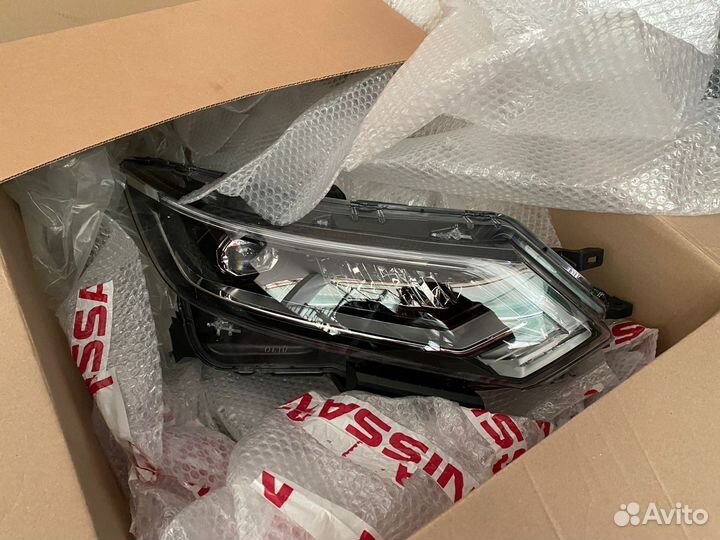 Фара оригинальная правая Ниссан Кашкай 26010HV05B