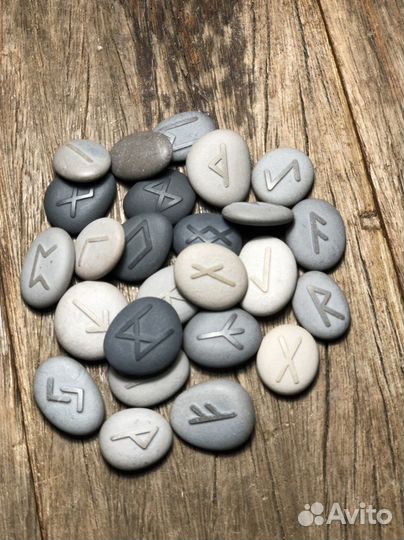 Скандинавские руны из камня