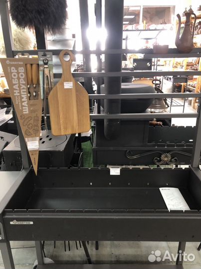 Мангал на колесах с крышей