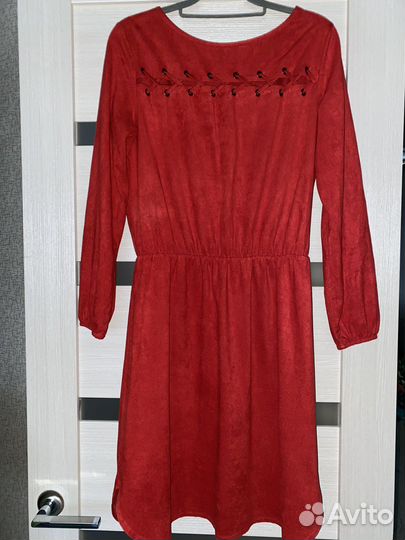 Платье красное