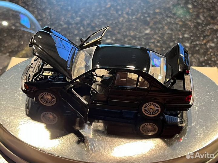 1:43 Schabak BMW 7 series e38