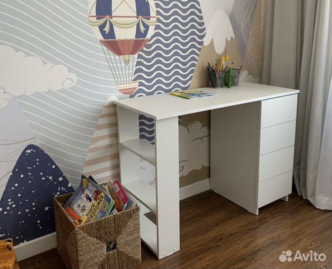 Маникюрный стол новый