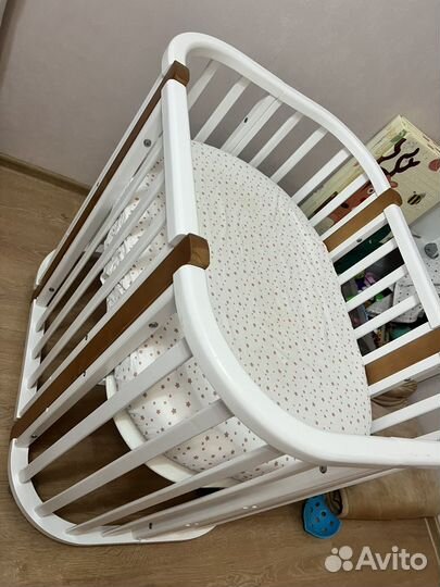 Детская кроватка с маятником белая