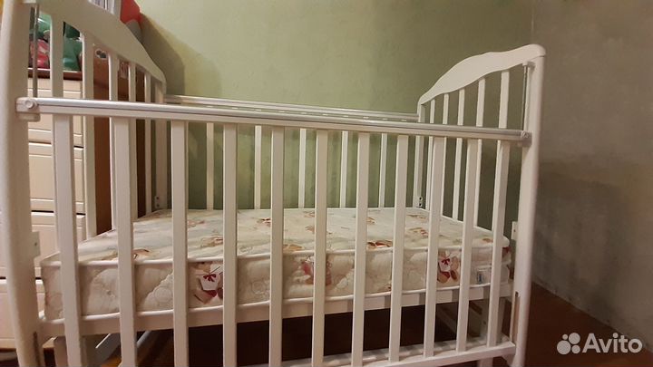 Детская кроватка с матрасом