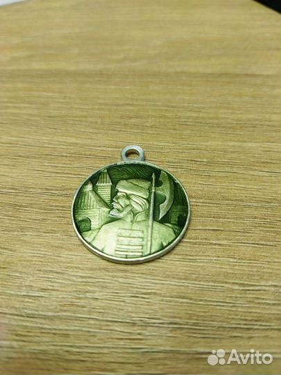 Карандаши простые, циркуль, медальон