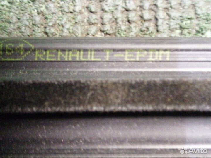 Уплотнитель стекла двери задний правый Nissan