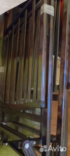 Детская кроватка с маятником