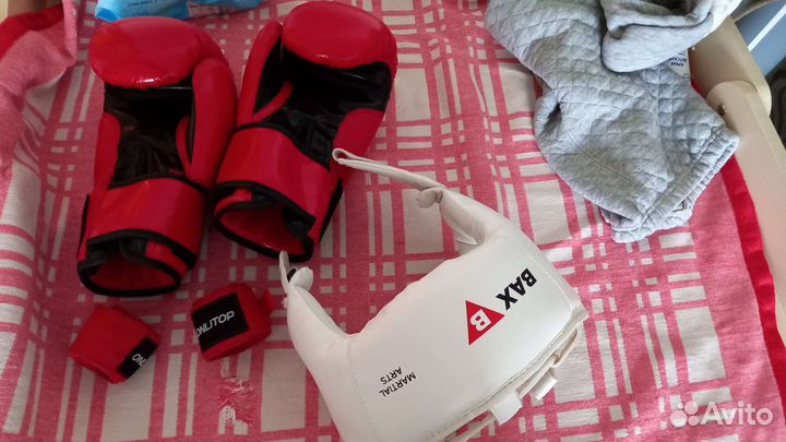 Перчатки, шлем, бинты для бокса