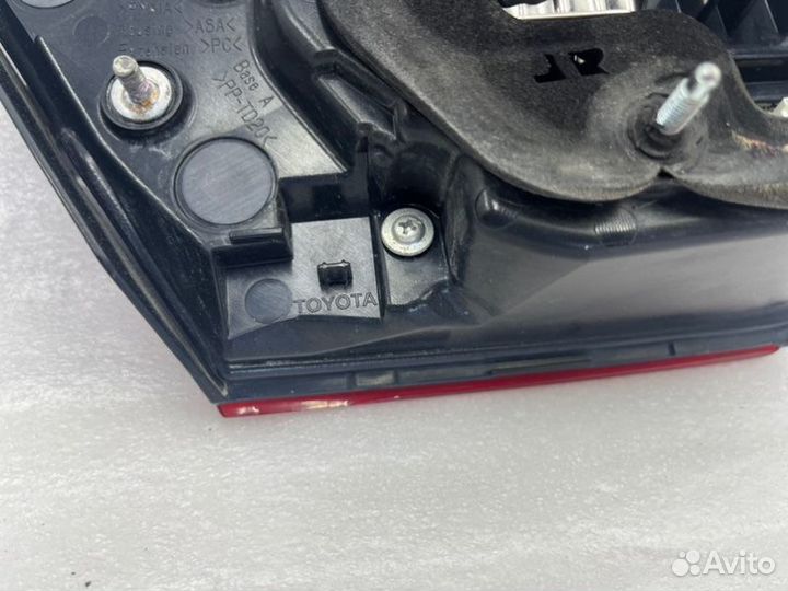 Фонарь внутренний задний правый Toyota Camry