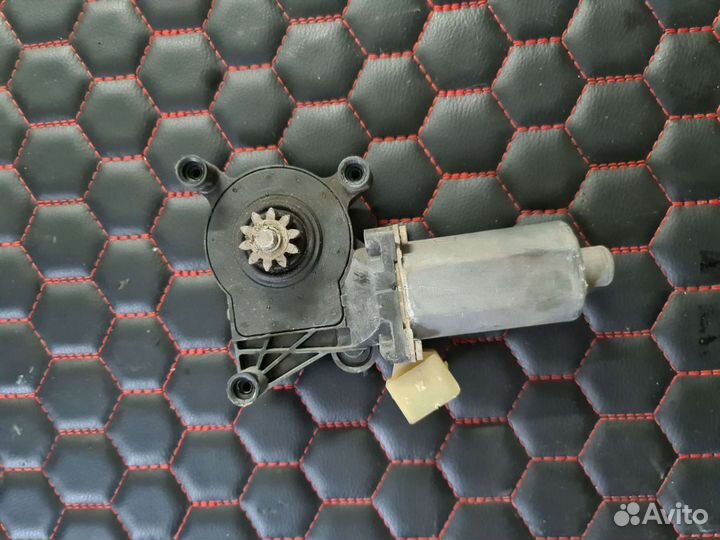 Моторчик стеклоподъемника передний Mercedes W202