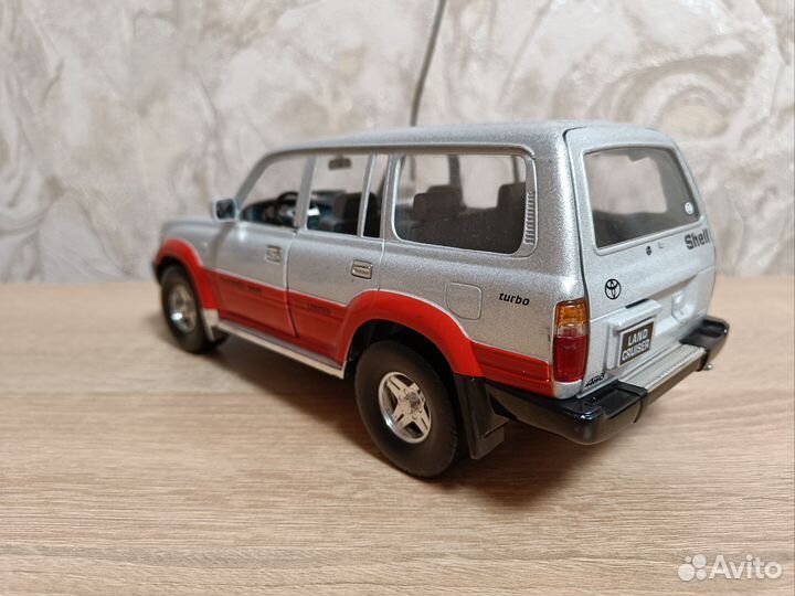 Toyota Land Cruiser 80 1:18 Road Tough, Signature