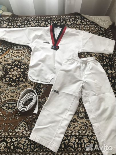 Защита и добок для тхэквондо