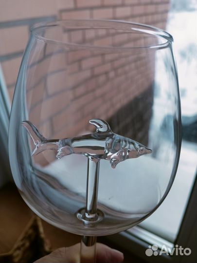 Бокал с акулой для вина