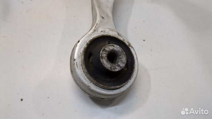 Ступица (кулак, цапфа) правая передняя Volkswagen Passat 5