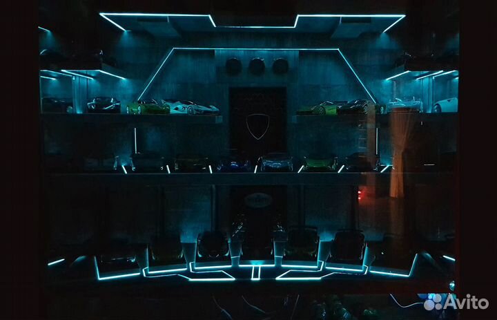 Шкаф для коллекции машин