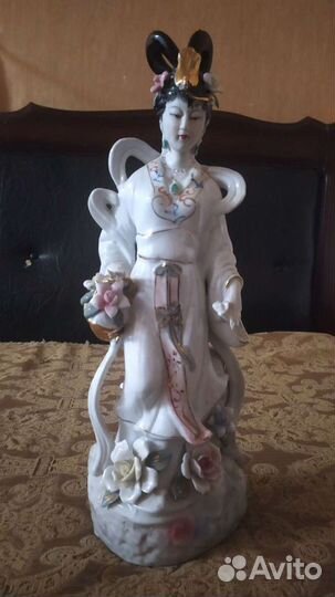 Статуэтка фарфор