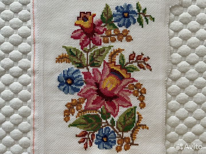 Готовая вышивка крестом ветка из цветов
