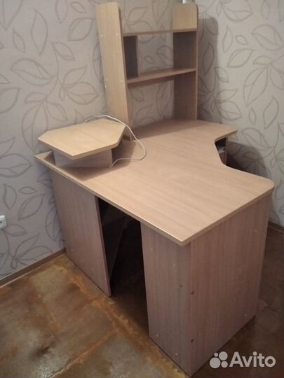 Компьютерный стол с тумбой