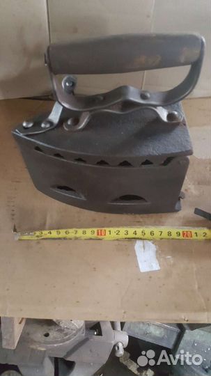 Старинный угольный утюг