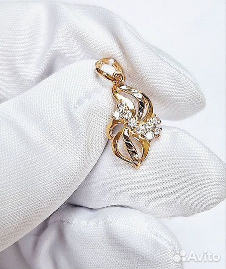 Золотая подвеска с камнем