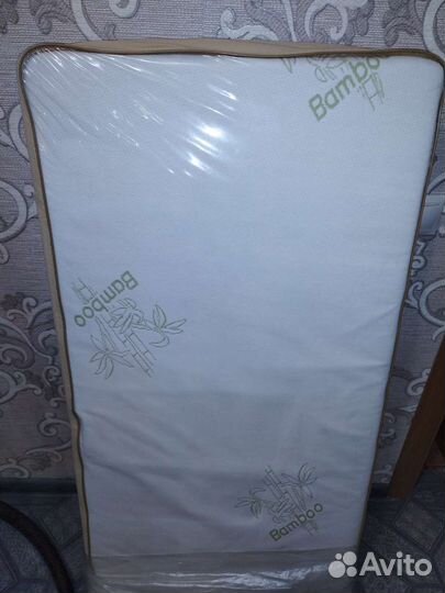 Детская кроватка с маятником и матрасом