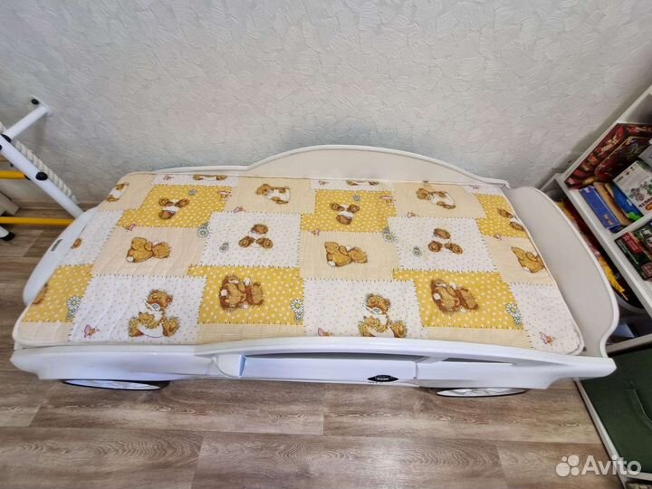 Детская кровать машина