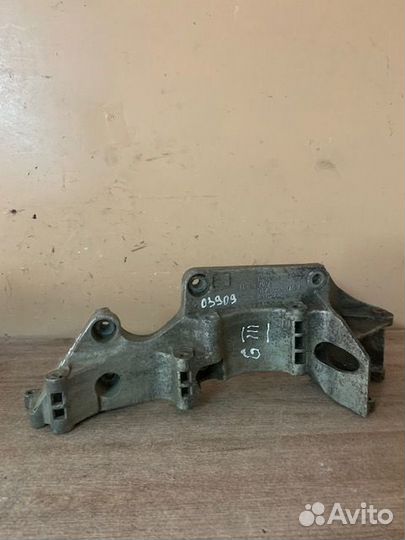 Кронштейн генератора Octavia, Golf IV