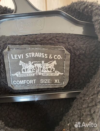 Черная куртка Levis