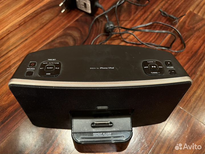 Philips Зарядная станция (разъем 4 iPhone) + радио