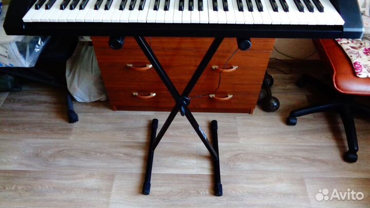 Синтезатор Tesler KB-6180 + стойка Quik Lok