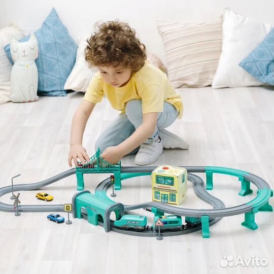 Железная дорога с электропоездом