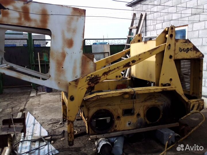 Основа+ кабина+ стрела мумс-Барс + двигатель