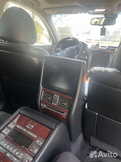 Подлокотник с манитором LS 460