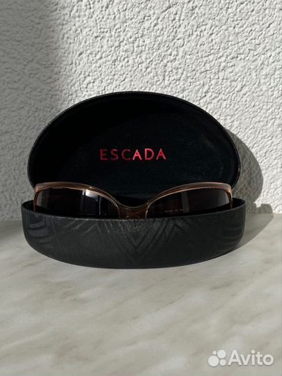 Солнцезащитные очки escada