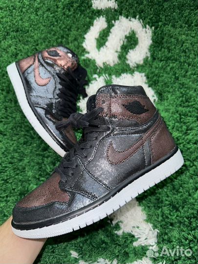 Air Jordan 1 Retro fearless metallic rose gold