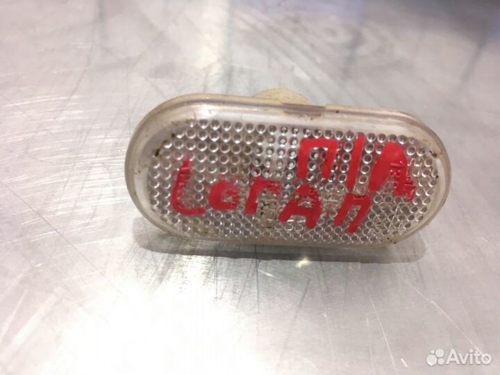 Поворотник в крыле передний левый Renault Logan