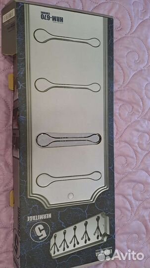 Настенная вешалка с выдвижными крючками