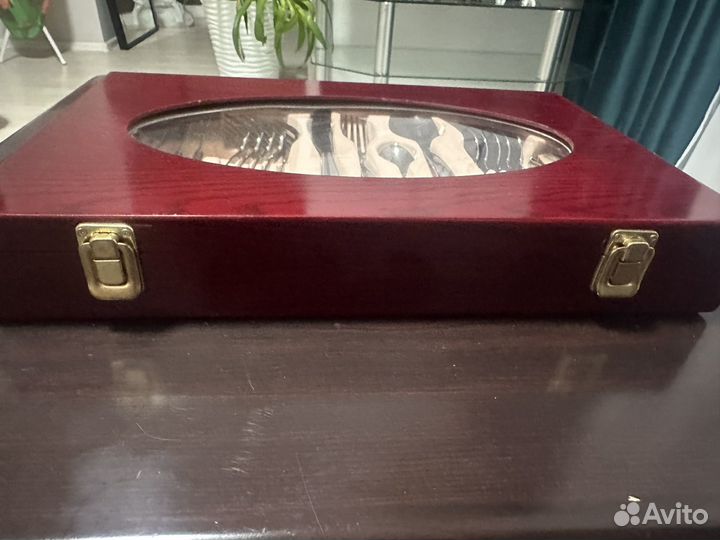 Набор столовых предметов в деревянном кейсе