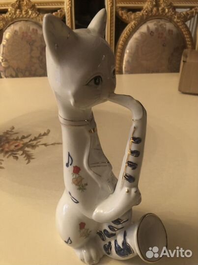 Статуетка фарфаровая