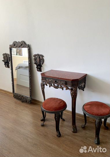 Консоль с зеркалом, подсвечниками и пуфиками