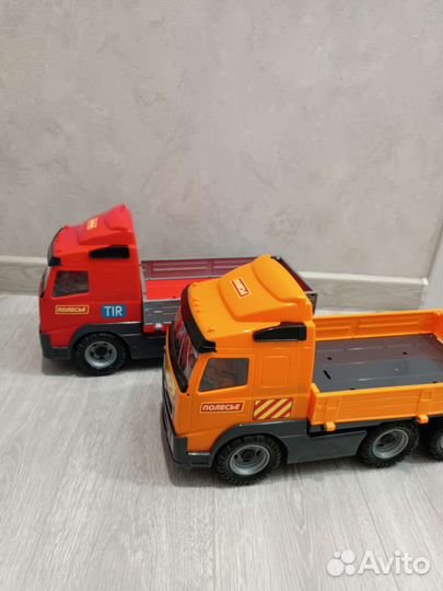 Грузовики+джип полиции