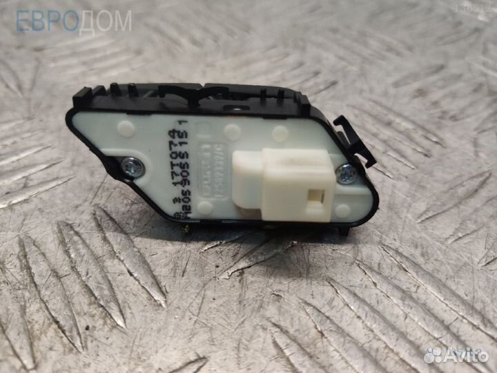 Кнопка замка на mercedes W253 s1136189