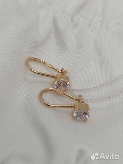 Серьги с синтетическим камнем Золото