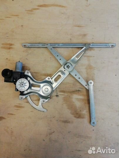 Стеклоподъемник передний правый Toyota Prius ZVW50