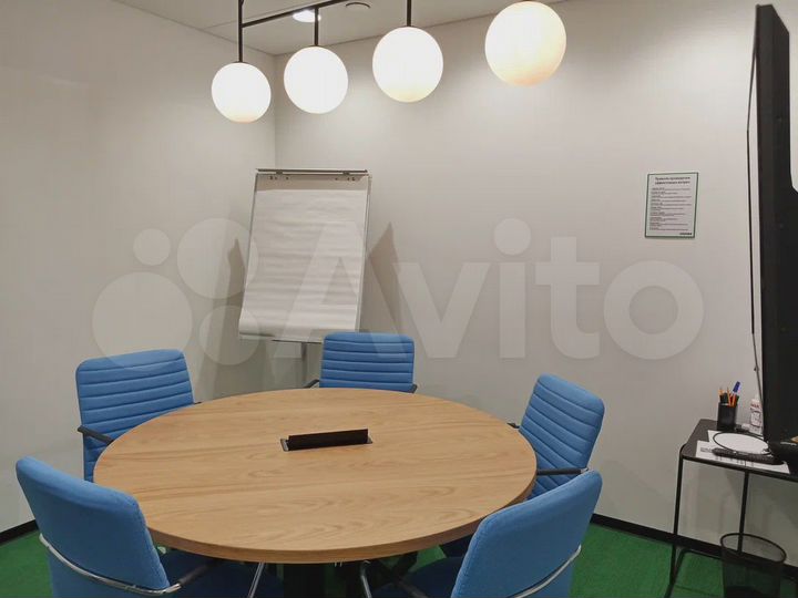 Офис, рабочие места с мебелью