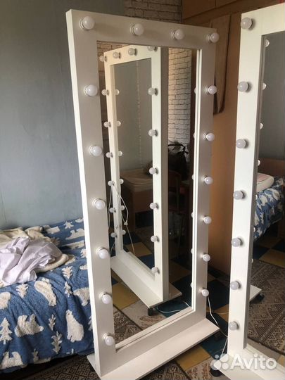 Гримерное зеркало с лампочками холодного света