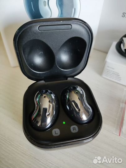 Беспроводные наушники Samsung galaxy buds live