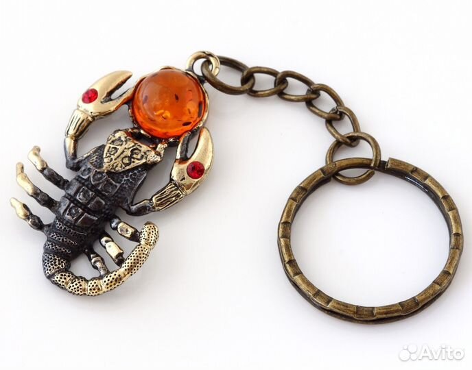 Брелок для ключей Скорпион латунь янтарь
